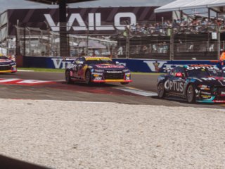 Adelaide 500 - Race24 - chasing