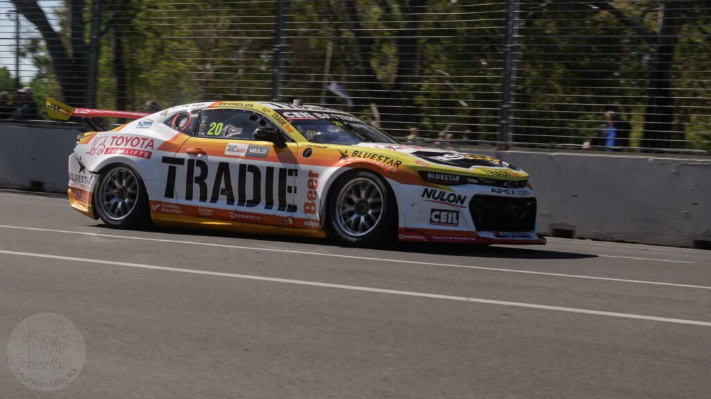 Adelaide 500 - Reynolds back straight