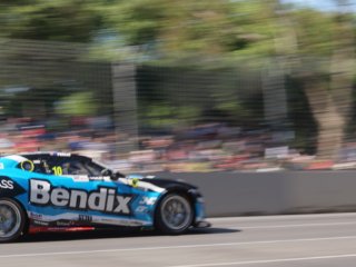 Adelaide 500 - Percat back straight